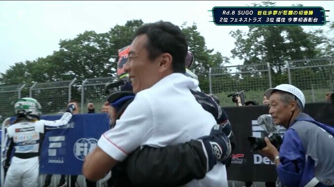 国内最速レース、悲願の初優勝で“元F1の大物”が中継に！ 映り込んだ約8秒に「おったんかw」視聴者注目 3枚目