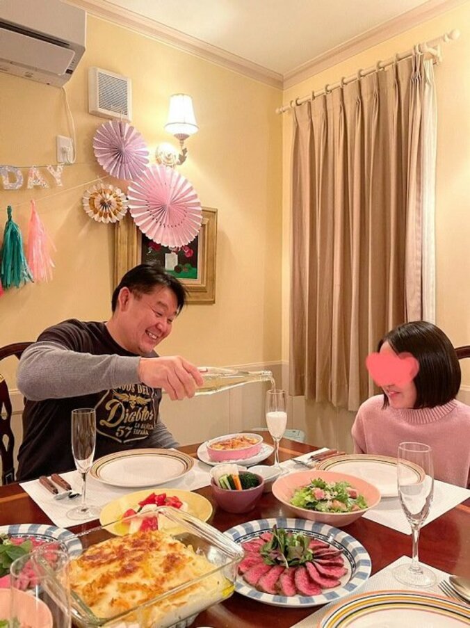 花田虎上、娘の誕生日パーティーで豪華な食事「手紙のプレゼントをフライング」 1枚目