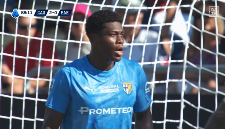 【写真・画像】意見が真っ二つ！ 鈴木彩艶の失点は「バウンドむずい」「弾く場所が悪すぎた」元日本代表GKの見解は？「手が先に…」　1枚目