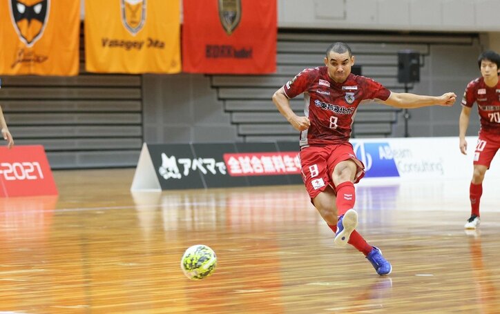 「スローでも見えない…」実況が驚愕、ロベカル並の強烈シュートに「ゴール壊れた！？」ネットも騒然