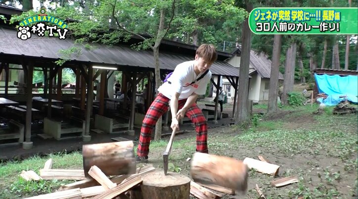 メンディー&玲於、薪割りの才能に目覚める