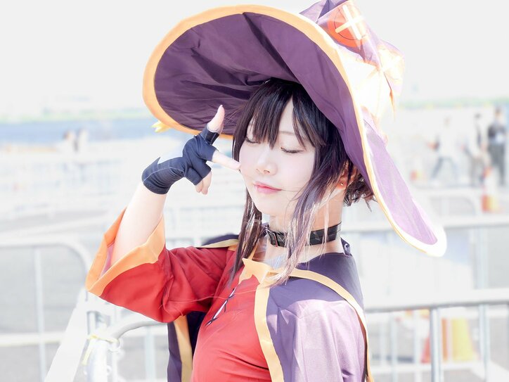 [Photos/Images] "Taking Photos Without the Hat Was Unexpected (LOL)" - Turning a Mishap into Charm with Megumin Cosplay from 'KonoSuba' 10th