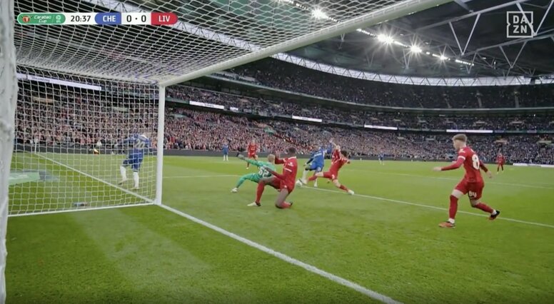 「日本人の誇り」「もはや伝説」リバプール遠藤航がゴール前の大ピンチを阻止する“高速タックル”を炸裂した瞬間　カラバオ杯優勝に導いた“鉄人”に海外メディアが高評価