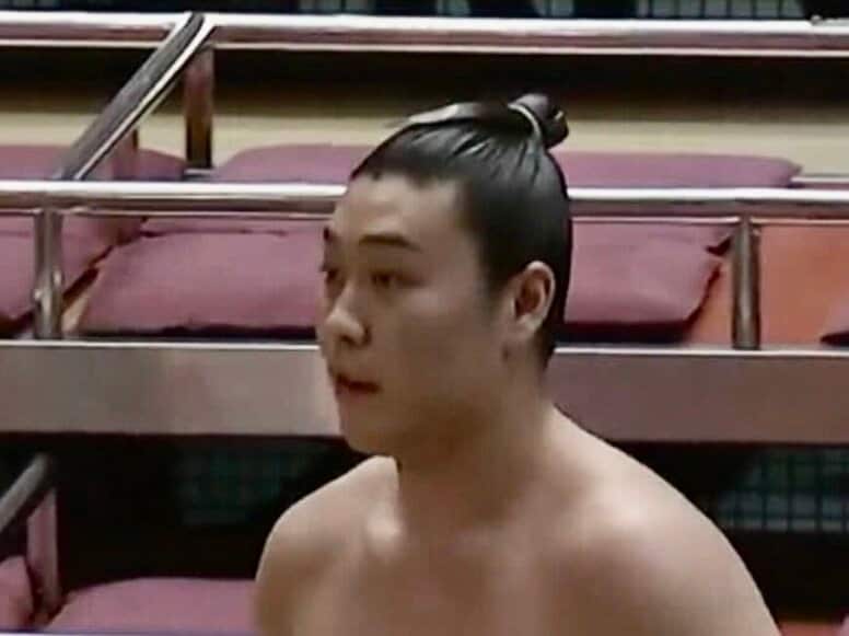 「人気急上昇中の若手俳優？」「スラっとし過ぎ」身長186センチの19歳力士、抜け感ある魅力に「サブカル女子受けしそう」ファン熱視線