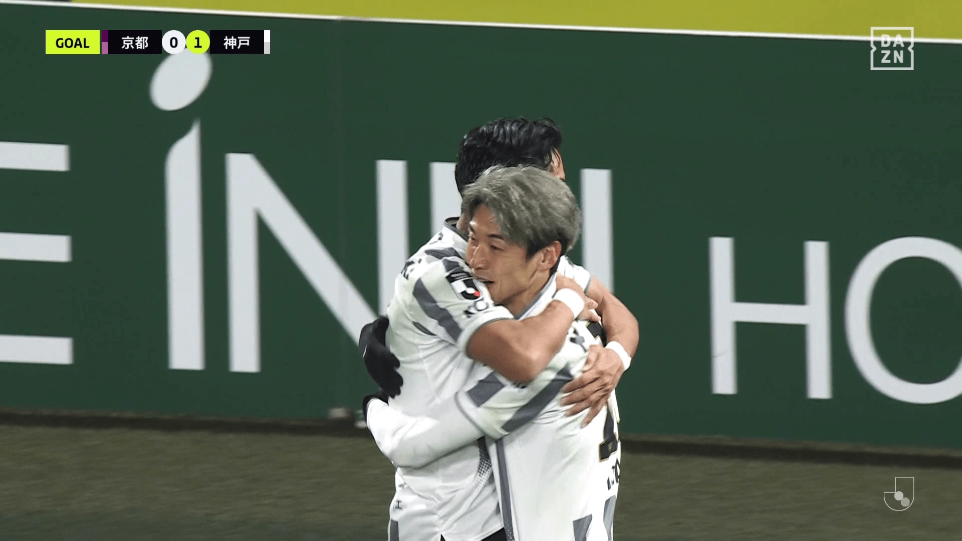 先制点を喜ぶ大迫と武藤