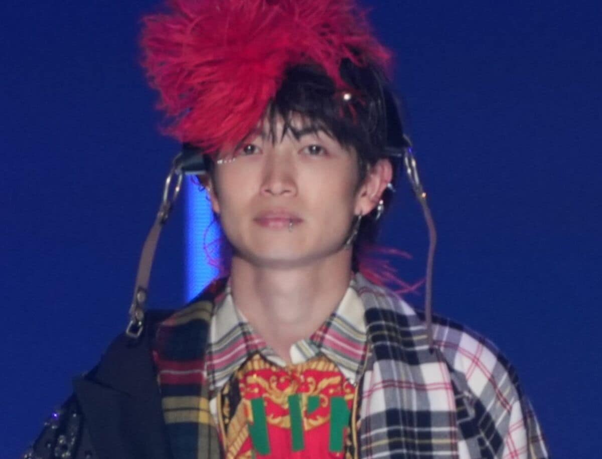 綱啓永、口ピアスで笑顔封印、個性派衣装に大歓声！大胆イメチェンで