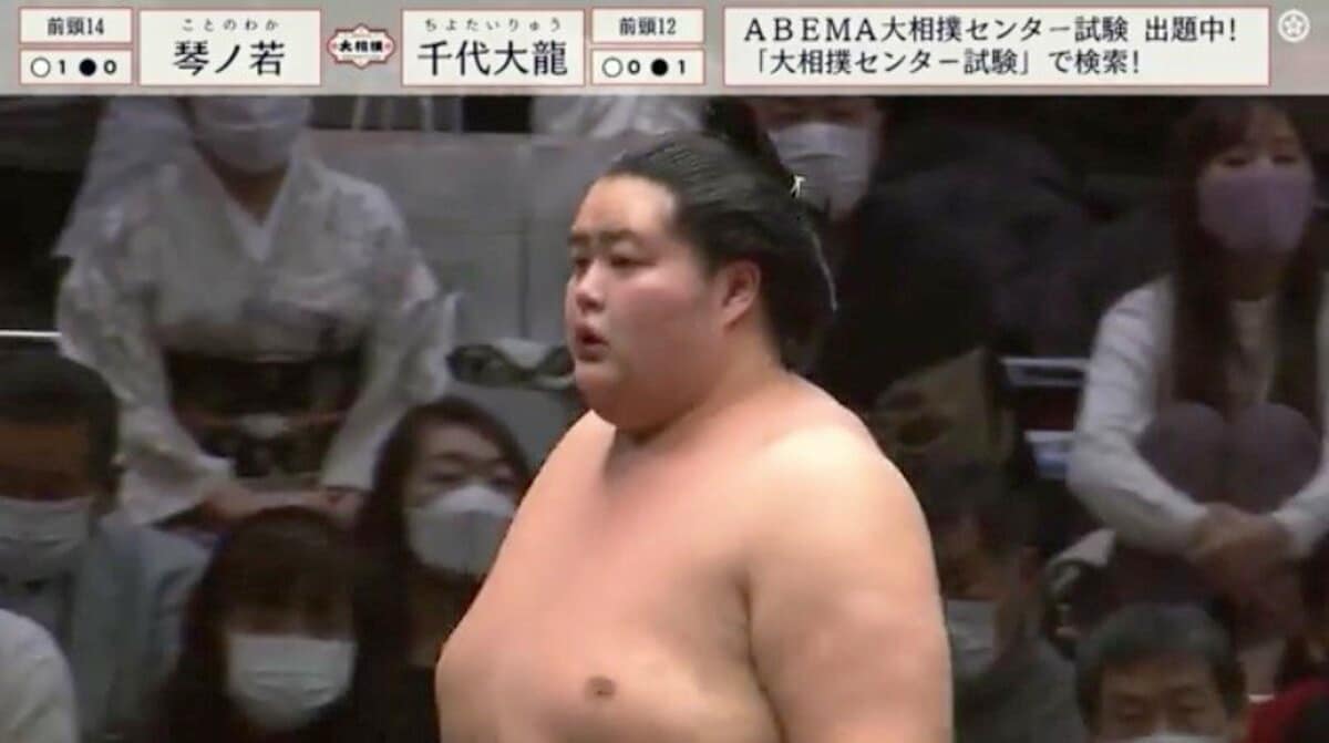 力士が土俵下へと一回転落下し館内騒然…素早い身のこなしを視聴者絶賛