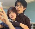「美男美女！」SNSで大人気のカップル、突然のバックハグに反響「かわいすぎる！」