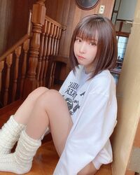 「かわゆす全開」「足きれーー!!」えなこ、美脚あらわなルーズソックス姿が話題に