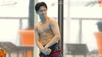 LDH所属の格闘家・たかや、プールで自慢の筋肉を披露
