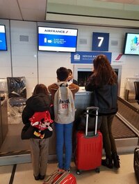 中村江里子、子ども3人だけの旅行に感慨「ぎゅっと抱きしめて」