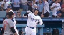大谷翔平、42号“デコピン弾”で珍ポーズ！ カメラが一瞬捉えた塁上のひと幕が話題に「大谷さん可愛い！」「愛を感じる」ファン沸騰