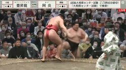 敗れた力士が客席に突入し“あわや”芸妓さんに直撃 咄嗟に避ける姿に視聴者「芸妓さん緊急回避」