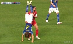 「何これw」日本代表DFの“秘技・逆立ち”が世界中で大反響！「忍者か」「今日のハイライト」「サッカーで初めて見た」板倉滉は珍しすぎるワンシーンをどう振り返った？