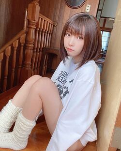 「かわゆす全開」「足きれーー!!」えなこ、美脚あらわなルーズソックス姿が話題に