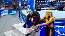 仲間の裏切りに美人レスラーが大号泣！ 「何してるの？」殿堂入りレジェンドが負傷した壮絶乱闘劇で“涙の抗議”