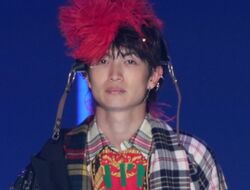 綱啓永、口ピアスで笑顔封印、個性派衣装に大歓声！大胆イメチェンでクールさ際立つ