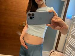  小倉優子、ポヨンとした自身のお腹を公開「お酒、姿勢で直ぐにお腹がポッコリ」 