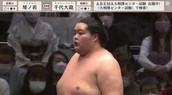 力士が土俵下へと一回転落下し館内騒然…素早い身のこなしを視聴者絶賛「単独大回転」「逆でんぐり返り」