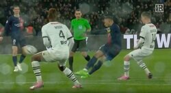 「もはや暴力！」「怖すぎる」怪物エンバペが“殺人級”ダイレクト弾丸シュートを炸裂した瞬間　5シーズン連続得点王のコースを狙った強烈な一撃