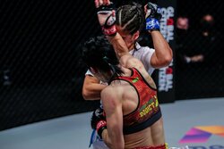 女子ムエタイ、あわや顔面破壊の衝撃TKO決着 “画面から消えた”敗者に「すごい音だった」「顔、大丈夫か」心配の声