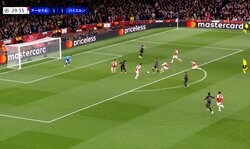 冨安健洋なら止められた？ バイエルンFWが“４人抜き超爆速ドリブル”でPK獲得の一部始終！ アーセナル・ファンからはトミー待望論「キヴィオル厳しいよ」