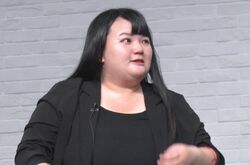 ポロリした“ほぼ裸”衣装が話題となった女性芸人「あゆの焼き印です」ステージで浜崎あゆみのロゴを焼き印？シュールネタ続々