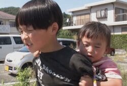 “1男8女の大家族”8歳長男、2歳7女を連れおつかい“気温33度スーパまで徒歩20分の距離”に心配の声「無理よ！」