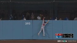 ホームランキャッチを回避！ド軍捕手・スミスのギリギリ弾に「うお危ねえ！」「グラブ当たってたｗ」の声 打った本人も“ホッ”の一発