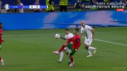 「うそだろ？」C・ロナウドが試合中に“曲芸”ばりのリフティングを披露　相手に掴まれながらの超絶ボールコントロールでスタジアムを沸かせた瞬間