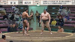 「すごい身体や」「カッコ良すぎ」“ムキムキ”19歳力士、豪快技で巨漢力士が… 驚きの結末に館内どよめきと歓声