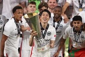 チームトップ5得点でEL制覇に貢献…鎌田大地「初めて嬉しくて号泣」