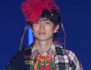 綱啓永、口ピアスで笑顔封印、個性派衣装に大歓声！大胆イメチェンで