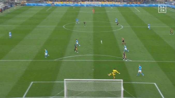 【写真・画像】「異次元だ」鈴木彩艶の“70mザイオン砲”で敵陣カオス！？「精度マジでえぐい」衝撃パントキックで決定機演出　1枚目