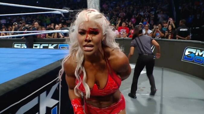 額から流血しながら興奮気味にカメラへ向かってくるジェイド・カーギル