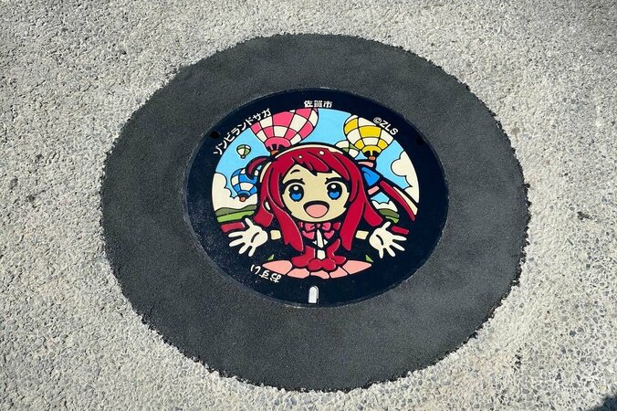 佐賀県内に「ゾンビランドサガ」マンホール設置開始 全14枚が順次登場 8枚目