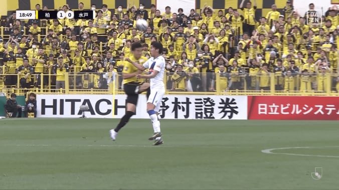 「なんでイエロー？」Jリーグで“まさかの判定”が物議…「危なーい！」解説絶叫のエアバトルで柏DFと事故衝突→警告の水戸FWが苦笑い 3枚目