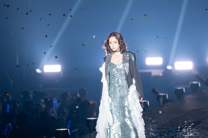 村重杏奈、“ピッタリ衣装”で美ボディが露わに