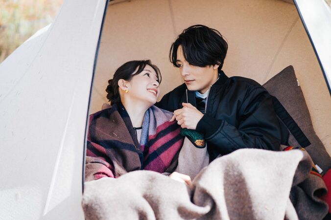 塩野瑛久、足立梨花を大胆ハグ！アイススケートで妻を優しくリード『私たち結婚しました2』第6話 5枚目