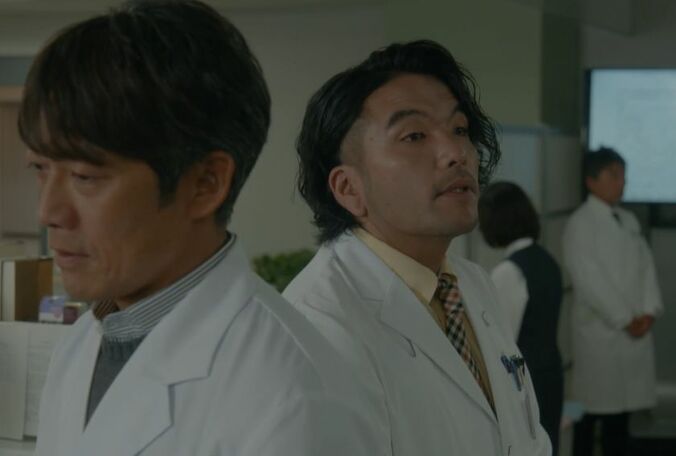 【写真・画像】クセ強めな“イケオジ”外科医役の津田健次郎にSNS反響！「ツダケン先生カッコ良すぎ」「ネクタイもチャラいw」ドラマ『グレイトギフト』　1枚目