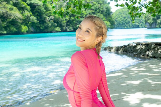 女王様系セクシー美女・レオナ様の水着オフショットなどを一挙公開 大胆なビキニ姿からラフな眼鏡姿まで『シャッフルアイランド Season3』 3枚目