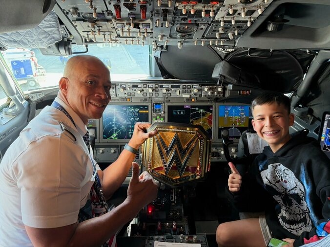 ベルトに気づいた機長がコックピットに招待（ご本人提供）