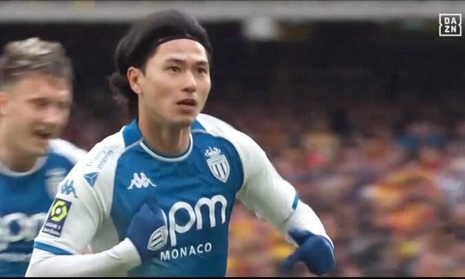 【写真・画像】「モナ王突撃！」南野拓実、爆速ダッシュでPK獲得の迫力シーン！味方FWがクラッシュも諦めない→相手GKより一瞬だけ早くボールに触れて殊勲「惚れた」「タキしかかたん」　1枚目