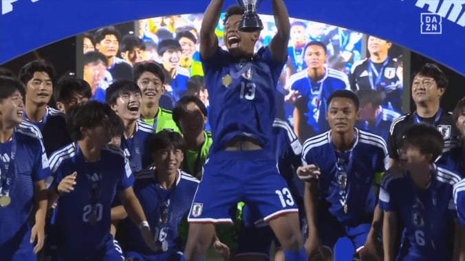 「統率とれすぎてる笑」U-17日本代表、伝統の“みんなで無視”披露！歓喜の“森脇芸”に「海外の人ポカンだろな」「受け継がれてる」【アジア杯】 3枚目