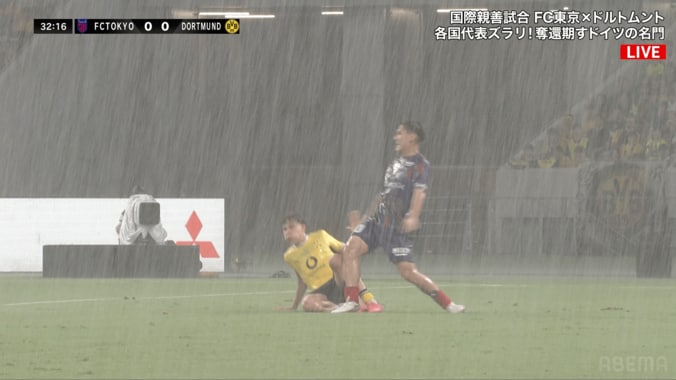 「やりやがったな！」FC東京新10番が“危険タックル”被害で悶絶…ドルトムントDFにファン怒り「怪我させないで」「親善試合なのに」 2枚目