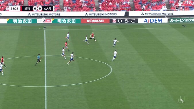 「まじで涙出た」「胸熱」5人一斉全力スプリント！浦和のカウンターを阻止したG大阪の懸命過ぎるプレスバックがSNSで話題「誰もサボっていないのは凄い」 3枚目