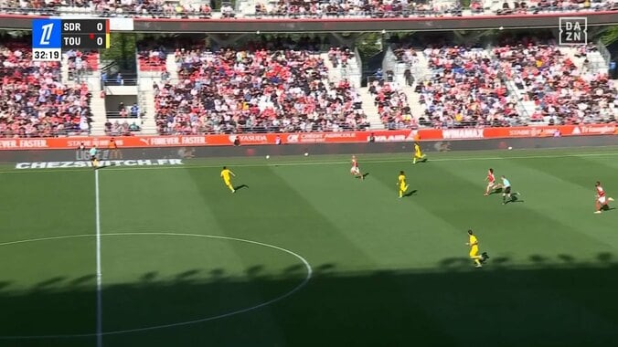 嘘だろ！伊東純也、ひとり爆走の超加速20mスプリントが話題に「どんだけ速いんだよ」「それ追いつくんかい」とんでもない爆速でボール回収した瞬間 5枚目