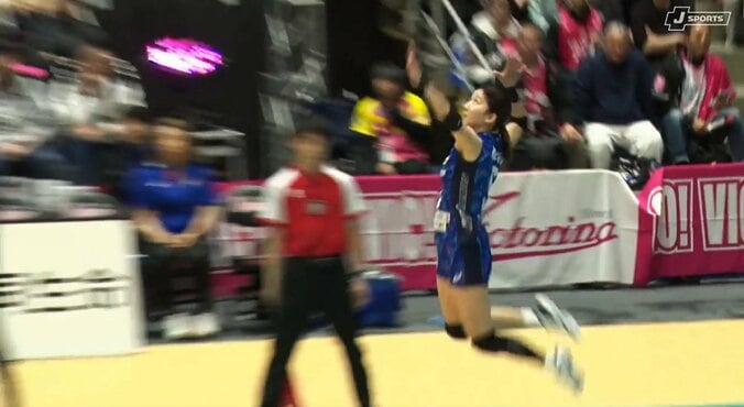 女子バレー、とにかく落ちる“魔球”サーブ 圧巻の“2連続”エースに相手も座り込んでがっくし 2枚目
