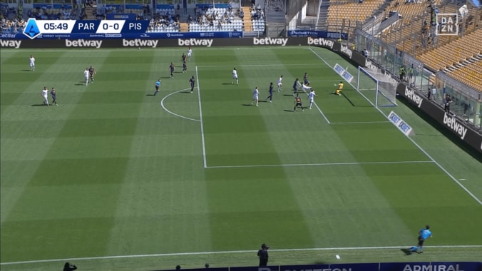 「生物的に強すぎる」鈴木彩艶の“人外すぎる頭セーブ”にファン驚愕！「何で平気なんだ」至近距離弾ストップで相手MF唖然 5枚目