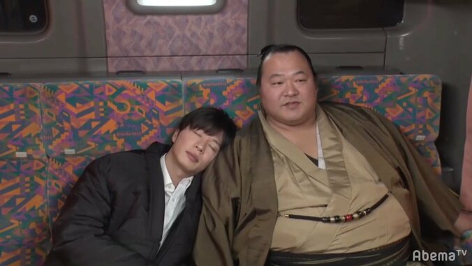 田中圭、親友・豊ノ島関の肩でうたた寝　溢れ出るカップル感にファン悶絶 1枚目